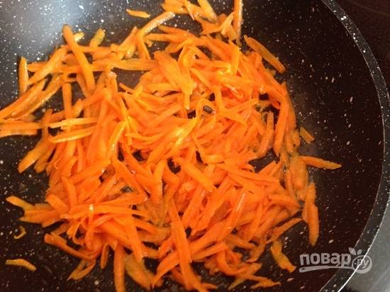 Очистим морковь и натрем на крупной терке. И обжарим до мягкости с небольшим количеством масла. Посолим и поперчим по вкусу.