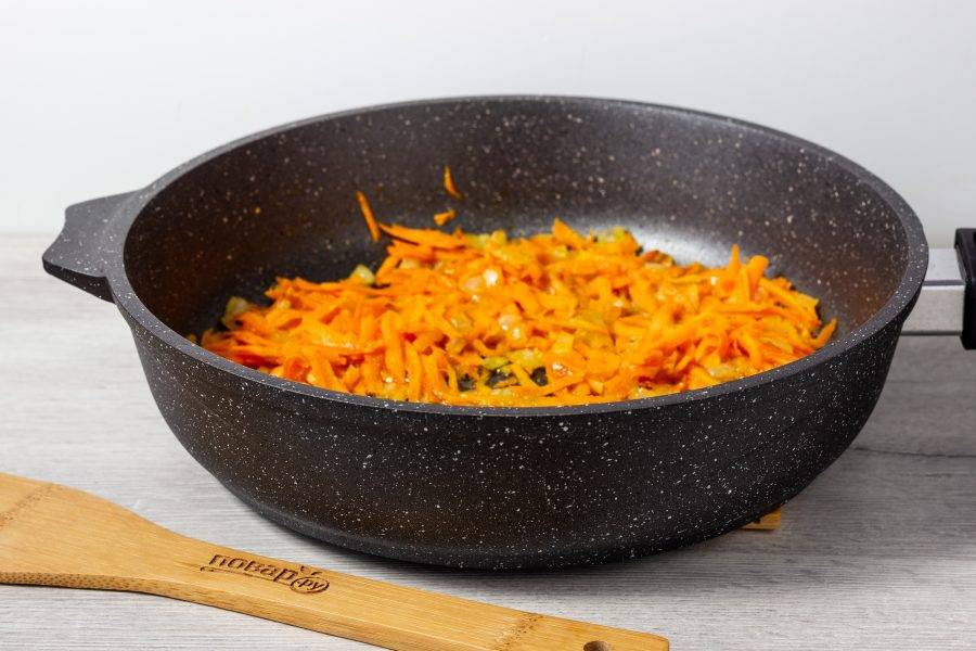 Лук мелко нарежьте, морковь натрите на крупной терке. На сковороде нагрейте растительное масло. Обжарьте сначала лук, затем морковь.