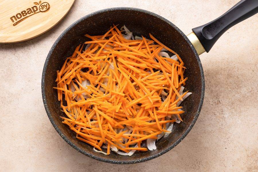 Добавьте очищенную и натертую морковь. Жарьте до золотистого цвета в сковороде.