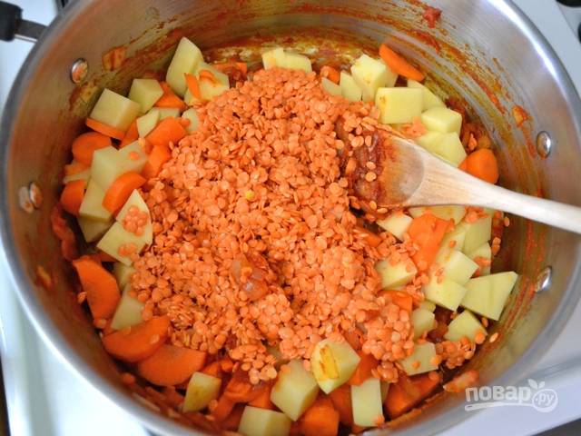 5.	Промойте, очистите и нарежьте кубиками картофель и морковь. Добавьте в кастрюлю картофель, морковь и чечевицу.