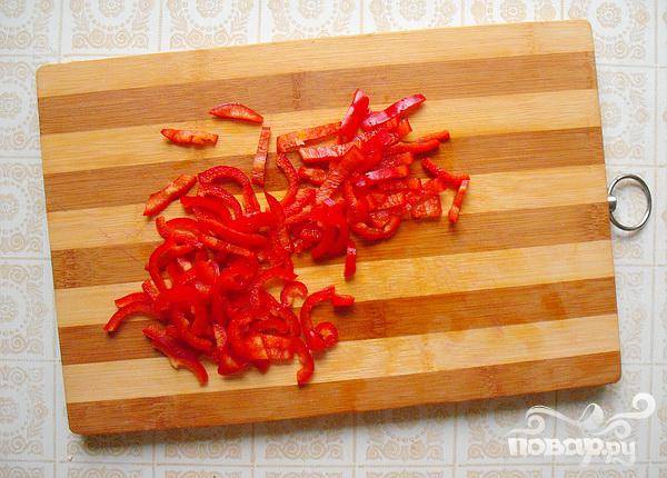 2.	Из хорошо промытого  красного болгарского перца удаляем перегородки и семена, и нарезаем его тонкой небольшой соломкой. Микроэлементов и витаминов содержится в перце   много.