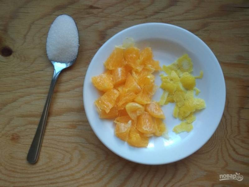 3. Апельсин почистите и нарежьте небольшими кусочками.
