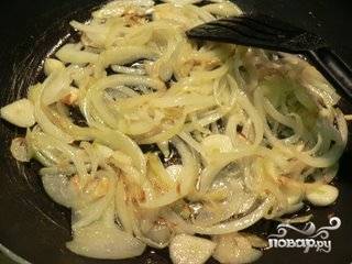 Пока тефтели запекаются - делаем соус. Чистим луки чеснок. Нарезаем и слегка поджариваем на сковороде с растительным маслом.