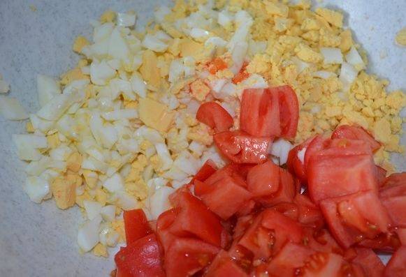 5. Следом вымытые и обсушенные немного помидоры. 