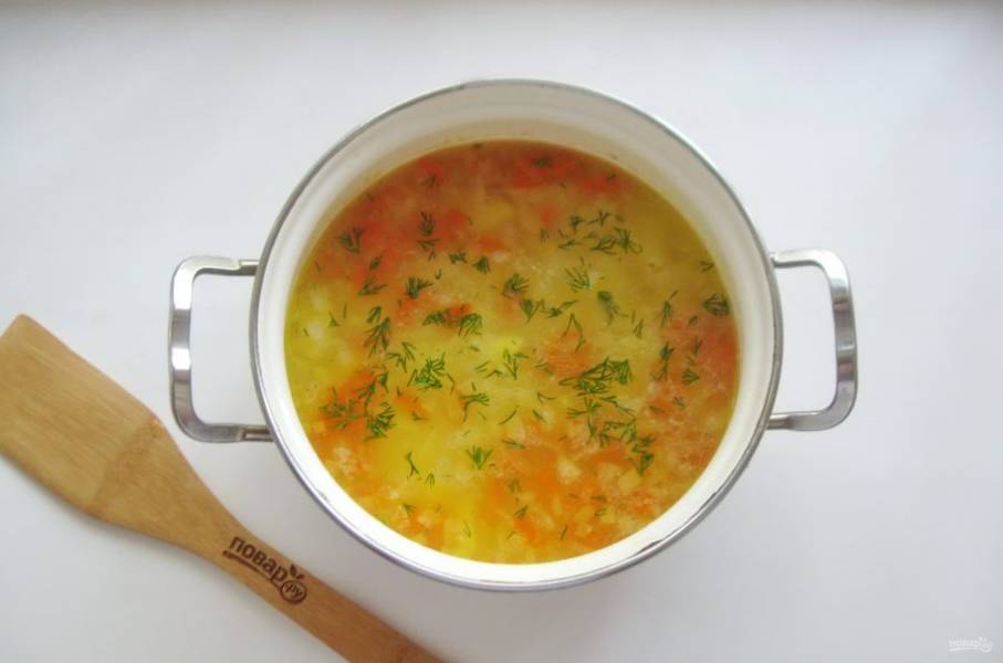 Варите суп до готовности всех ингредиентов. В конце посыпьте суп измельченным укропом.