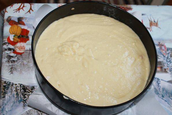 4. Сверху вылейте тесто и отправьте форму в духовку. Выпекается пирог около получаса, так что заглядывать в духовку часто не нужно. 