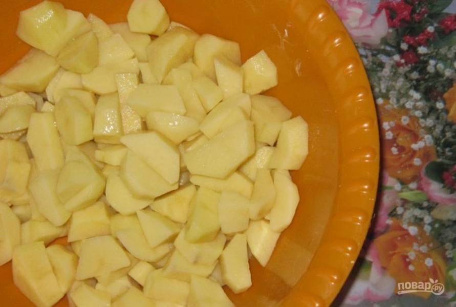 Картофель почистите, помойте и порежьте кубиками. Воду поставьте вариться.
