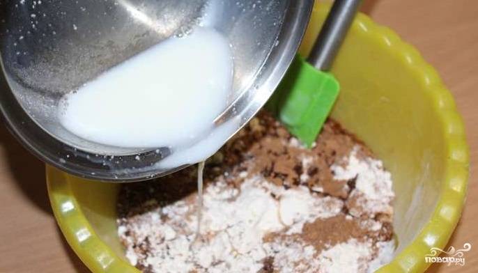 3. Влейте в сухие ингредиенты молоко с сахаром. Тщательно перемешайте. Получившееся тесто должно быть гуще сметаны.