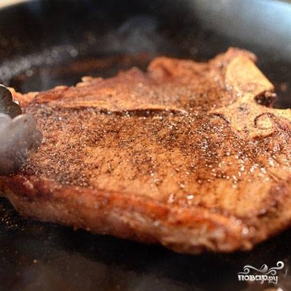 Обжариваем по 2-3 минуты с каждой стороны до глубокого коричневого цвета мяса. Точное время обжарки зависит от толщины куска и свежести мяса.