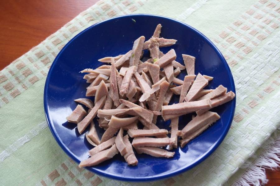 Язык отварной нарезаем полосками.