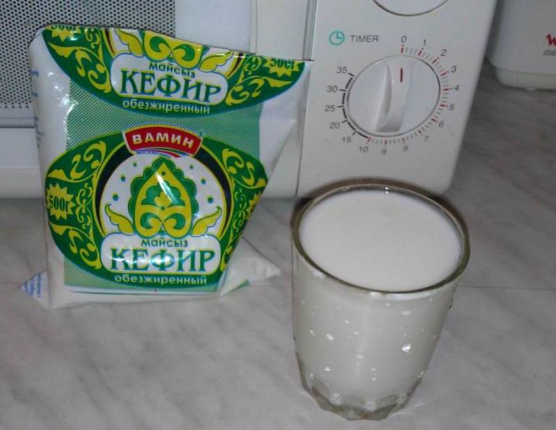 3. В последнюю очередь добавляем стакан кефира. Лучше брать обезжиренный кефир или 1%.