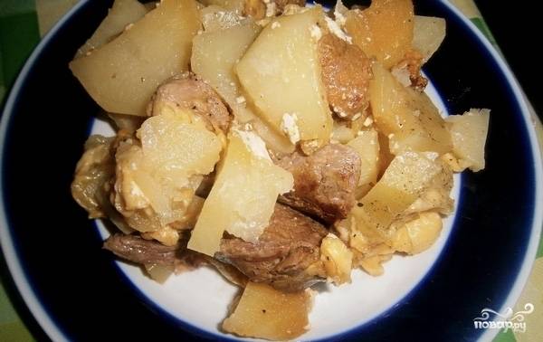 Картошка со свининой и сыром в мультиварке
