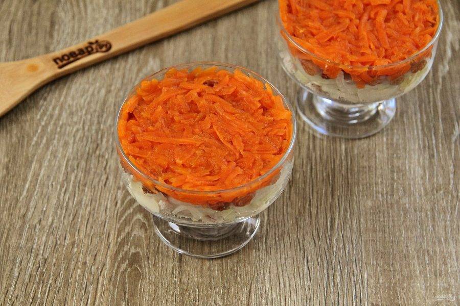 Выложите тертую морковь. Немного примните слой руками.