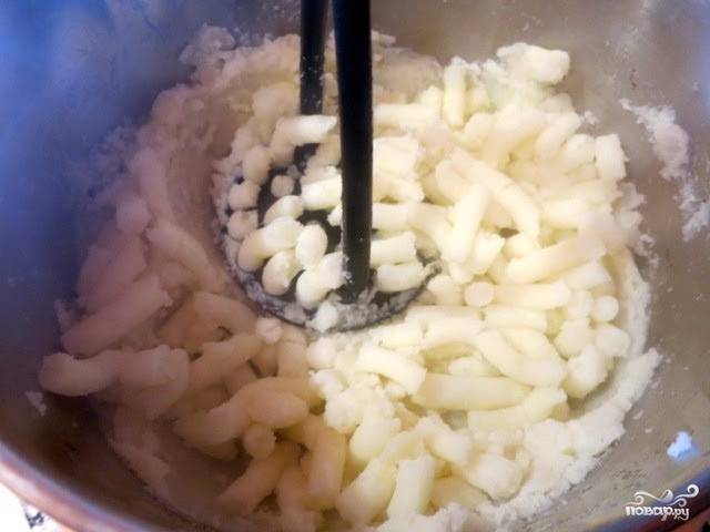 Когда картошка сварилась, слейте с неё воду (но полстакана оставьте). Разомните хорошенько картошку в пюре со сливочным маслом.