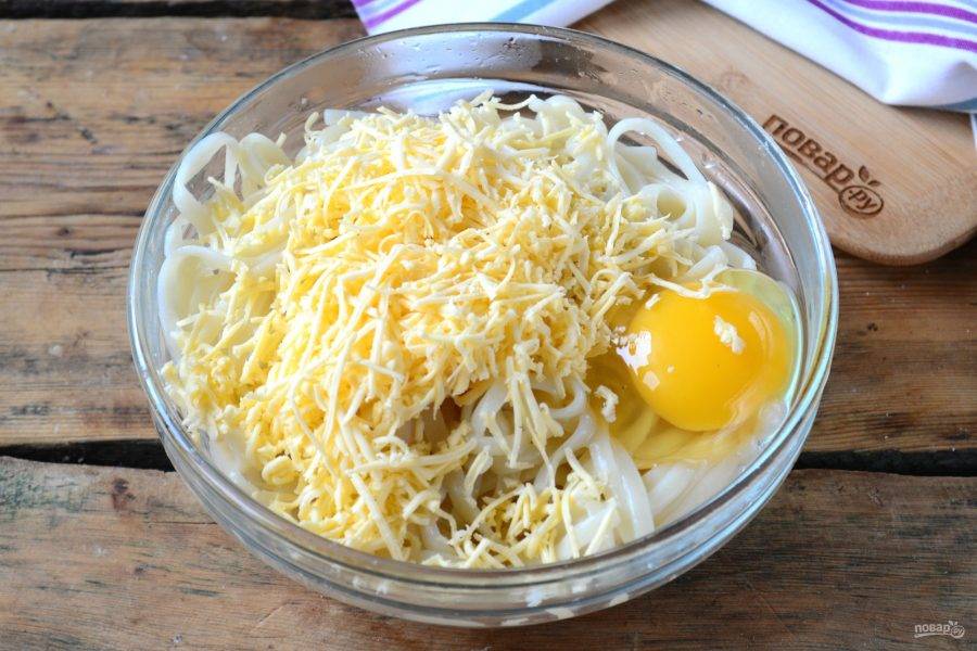 Готовые спагетти смешайте с яйцами, добавьте соль, если вы не добавляли ее в процессе варки. Хорошенько перемешайте полученную смесь. 