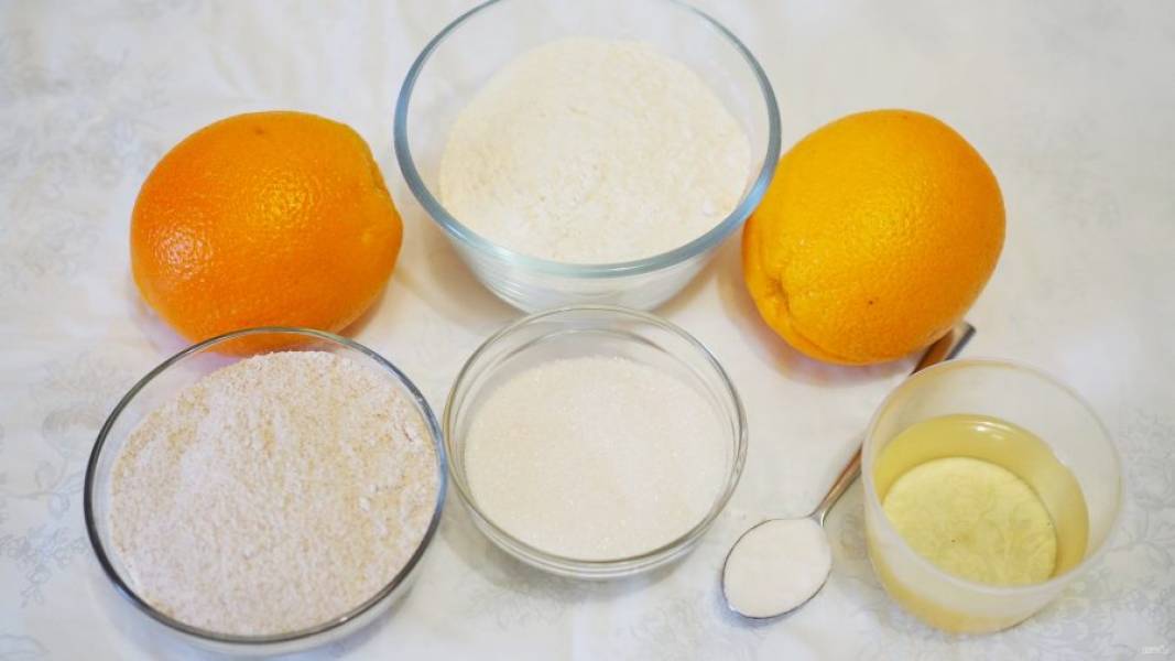 Подготовьте небольшой набор продуктов, необходимых для приготовления пирога. Апельсины в данном случае используются некрупные, а вес их составляет примерно 500 грамм.