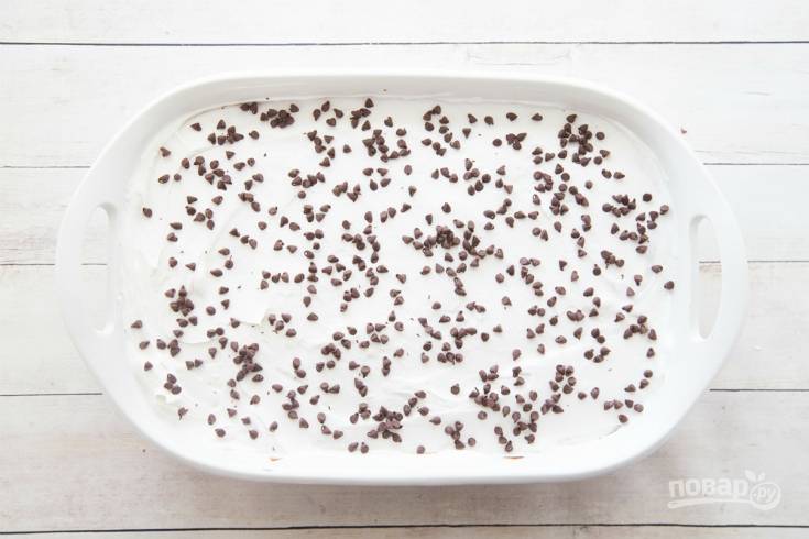 8. Затем выложите оставшийся крем и посыпьте десерт шоколадом.