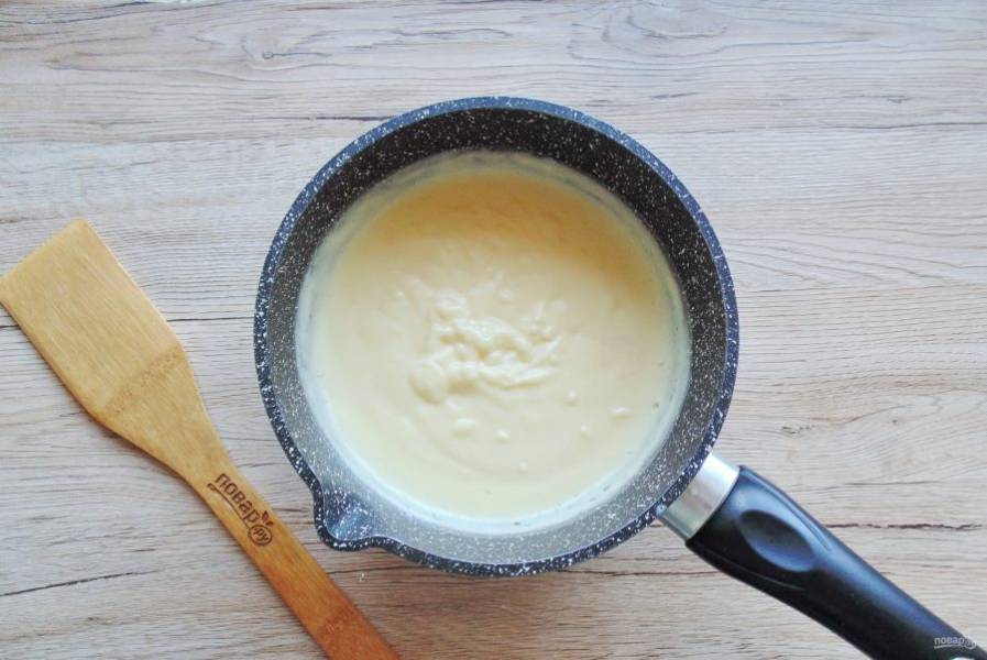Когда молоко в кастрюле начнет закипать, влейте приготовленную смесь из желтков, сахара и крахмала. Постоянно помешивая, доведите пудинг до загустения. 