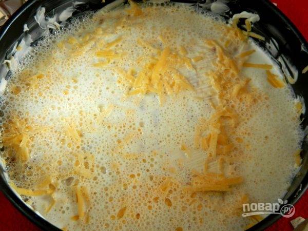5.	В миску вливаю молоко, вбиваю яйца и миксером перемешиваю. Заливаю полученной массой лаваш с сыром, посыпаю его остатками сыра. 
