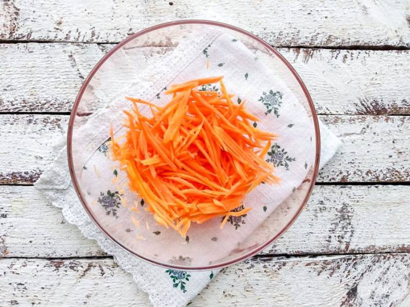 Морковь хорошо вымойте под проточной водой, почистите и натрите на терке для корейских салатов. 