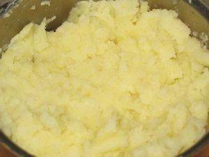 Далее нужно растолочь картофель с добавлением сливочного масла.