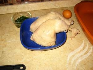 Сваренную курицу остудите, отделите мясо от костей.