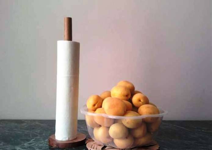 Вымойте абрикосы в воде.
