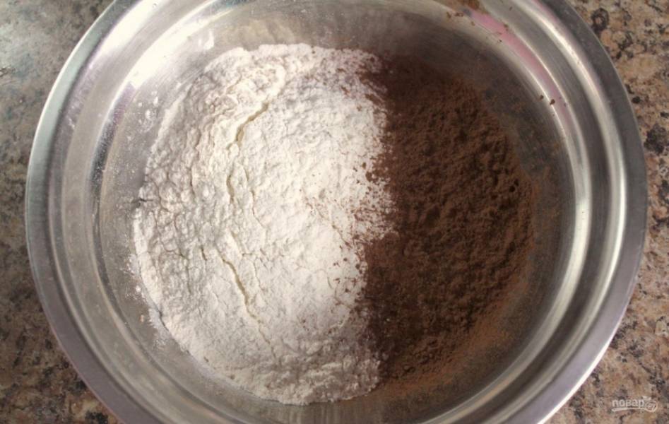 2.	Хорошенько все перемешиваю. В отдельную миску просеиваю пшеничную муку и добавляю какао, щепотку соли, ваниль.