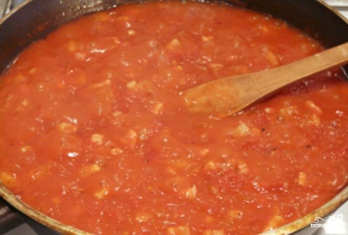 7. Перед тем, как снять соус с огня, посолите и добавьте острый перец (можно смесь разных перцев по своему вкусу).