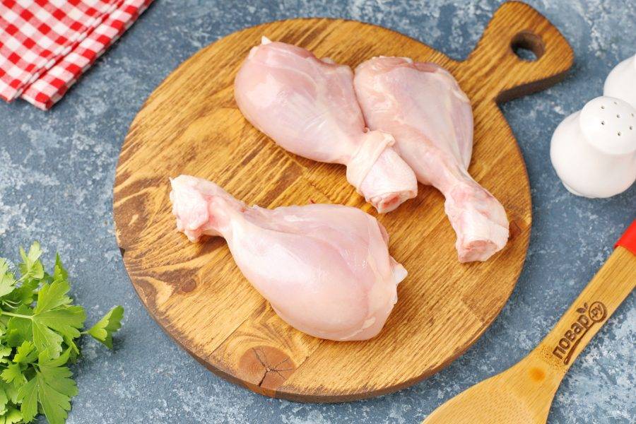 С куриных голеней необходимо снять цельное филе. Для этого снимите с голеней сначала кожу по направлению к суставу, по типу чулка.