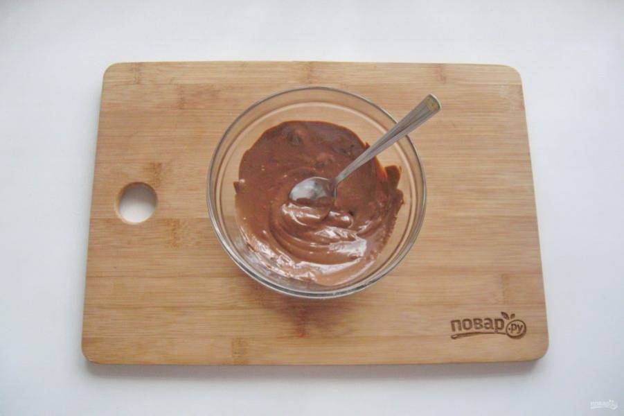 Шоколад для крема растопите на водяной бане или в микроволновке.