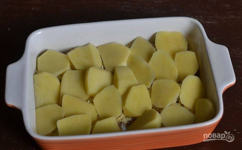 Затем снова выложите слой картофельных кружочков. Присыпьте его солью и перцем. 