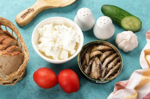 Закуска со шпротами