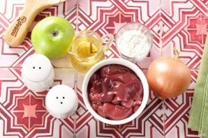 Печень с луком и яблоками - фото шаг 1