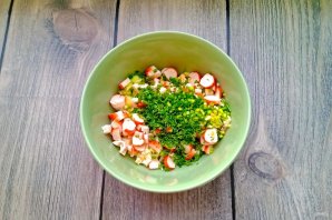 Салат из крабовых палочек с луком и зеленью - фото шаг 4
