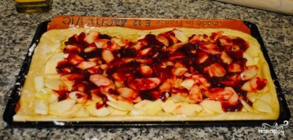 Дрожжевой пирог с яблоками и брусникой - фото шаг 5