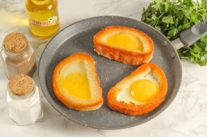 Бутерброды с яйцом на сковороде - фото шаг 5