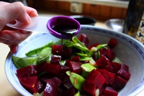 Простой салат из свеклы вареной - фото шаг 5