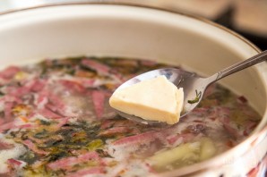 Горячий сырный суп с колбасой - фото шаг 8
