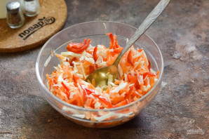 Салат из маринованной капусты с морковью - фото шаг 8