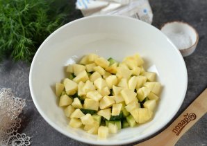 Крабовый салат с яблоком и огурцом - фото шаг 3
