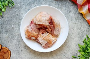 Тушеные куриные бедра - фото шаг 2