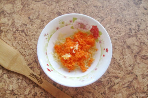 Салат с морковью и кириешками - фото шаг 4