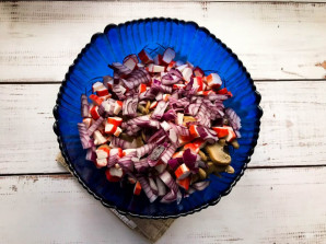 Салат с фасолью, грибами и крабовыми палочками - фото шаг 5