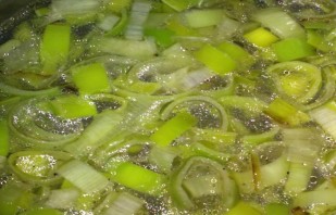 Картофельный суп с луком-пореем - фото шаг 4