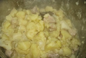 Тушеная картошка и мясо в кастрюле - фото шаг 10
