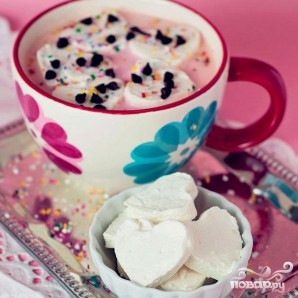 Горячий белый шоколад с клубникой и сливочными сердечками - фото шаг 4