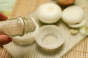 Яйца в луковых кольцах - фото шаг 2