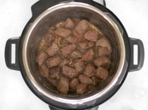 Тушеное мясо с картофелем в мультиварке - фото шаг 2
