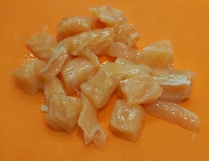 Салат из слабосоленой красной рыбы - фото шаг 3